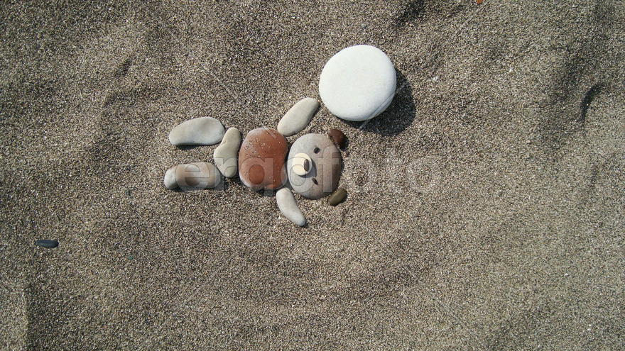 мозаика из камней на песке