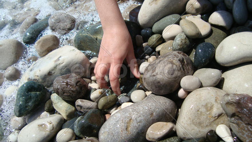 ребенок трогает камни