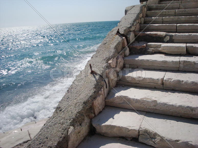 каменная лестница у моря