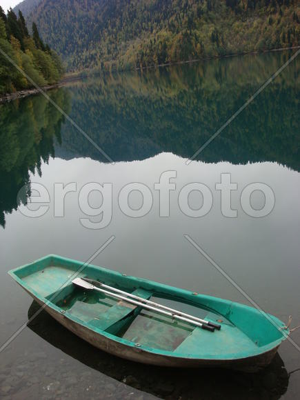 лодка на горном озере
