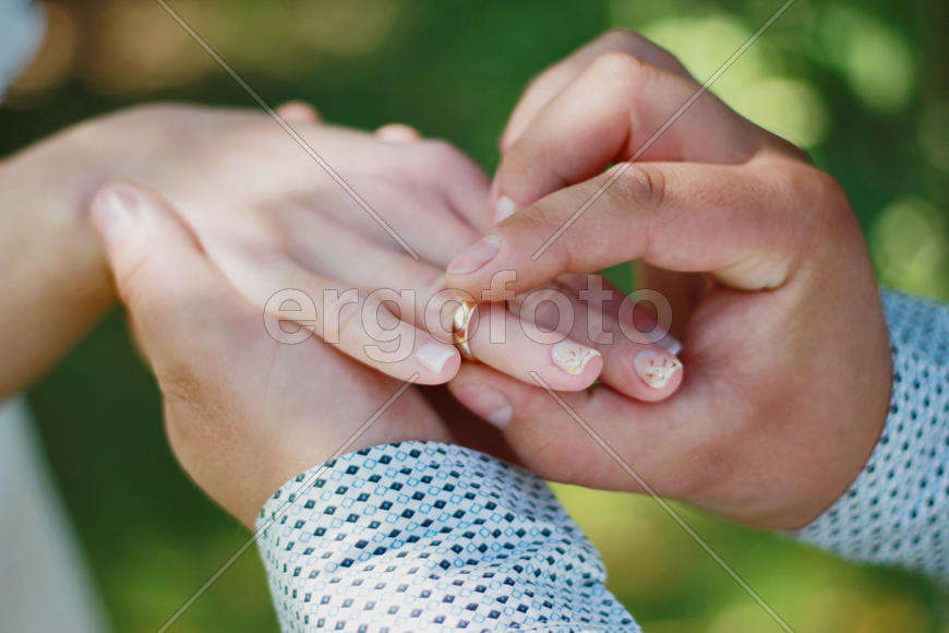 Обручальное кольцо на пальце невесты
