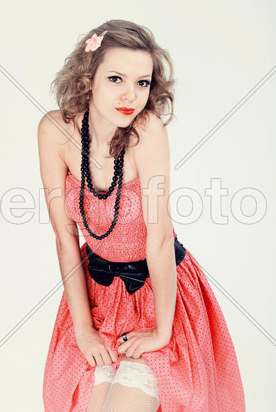 pin-up девушка в платье в горошек
