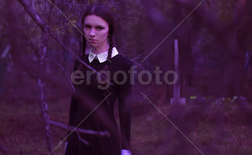 Wednesday Addams, девушка в темном лесу