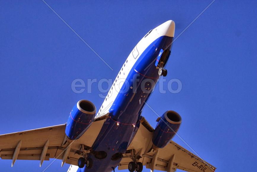 Самолет авиакомпании Трансаэро. Вид снизу. 