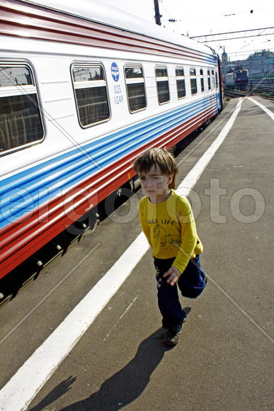 Ребенок у поезда