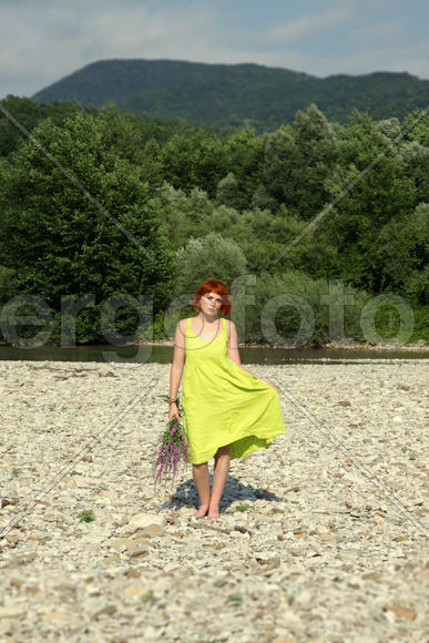 Девушка в жёлтом платье с цветами