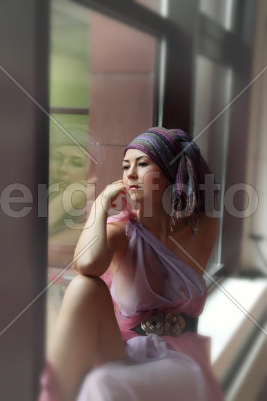 Портрет девушки у окна