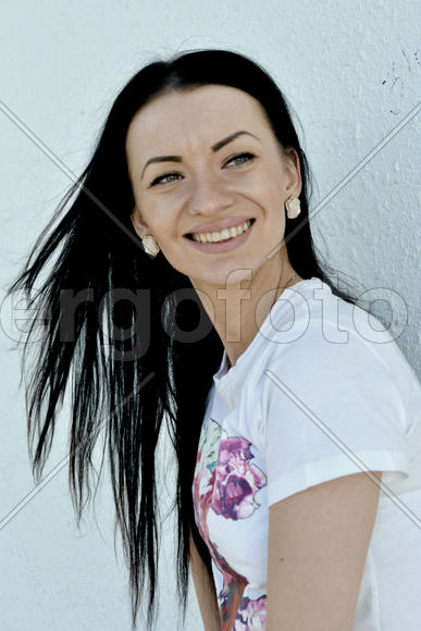 Портрет девушки с черными волосами