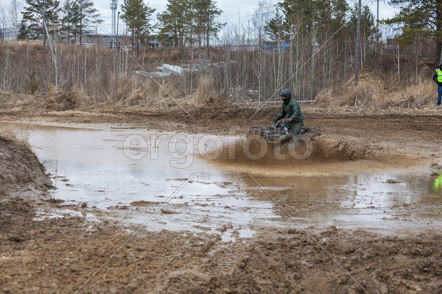 Участник соревнований "Уральская грязь 2015" на квадроцикле