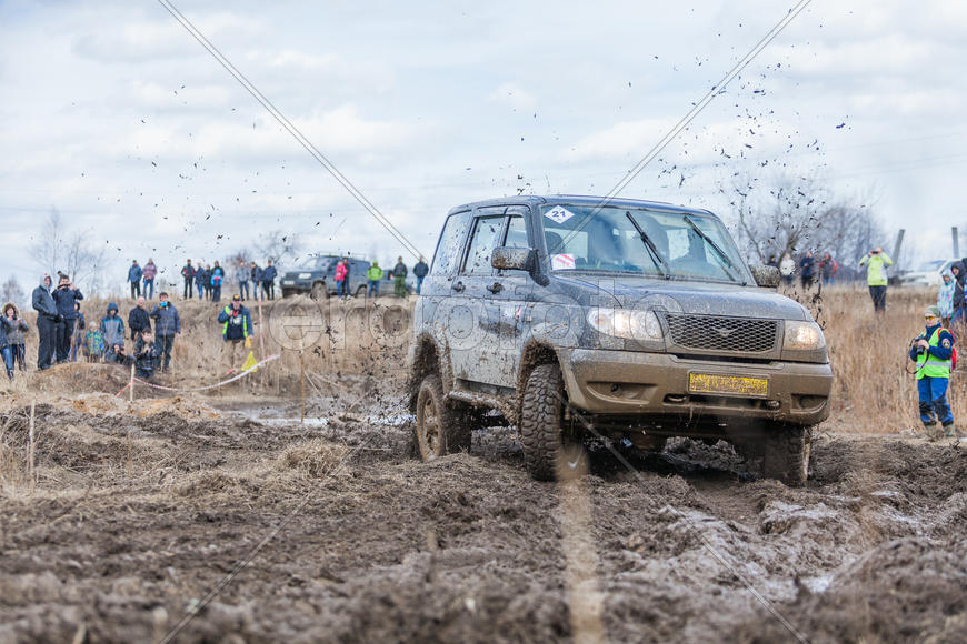 Автомобиль в грязи на соревнованиях "Уральская грязь 2015"