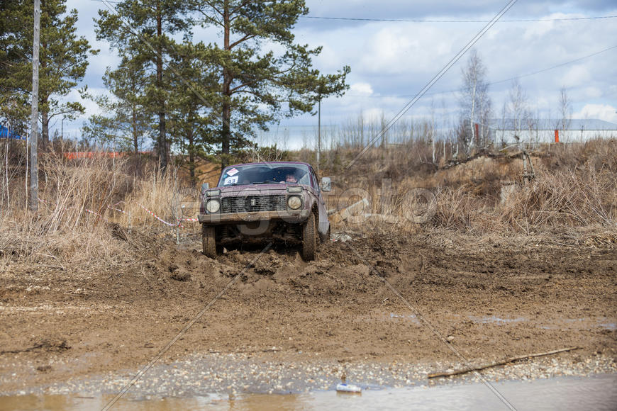Автомобиль в грязи на соревнованиях "Уральская грязь 2015"