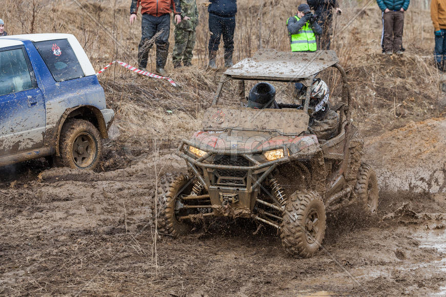 Участник соревнований "Уральская грязь 2015" на машине