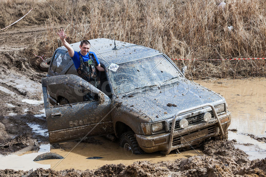 Участник соревнований "Уральская грязь 2015" на внедорожнике