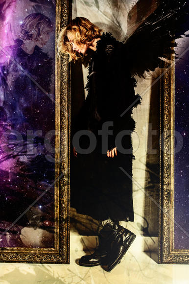 Девушка в чёрном с крыльями