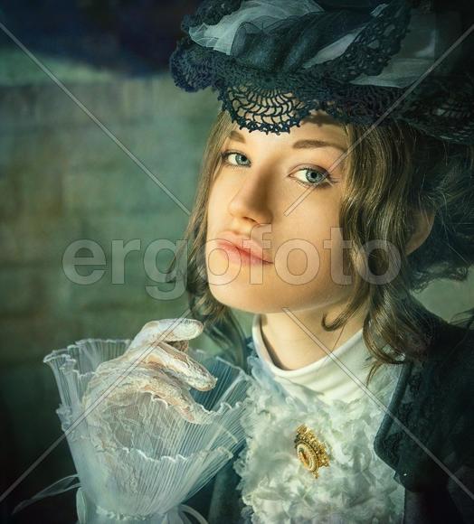 Портрет красивой девушки в старинной одежде