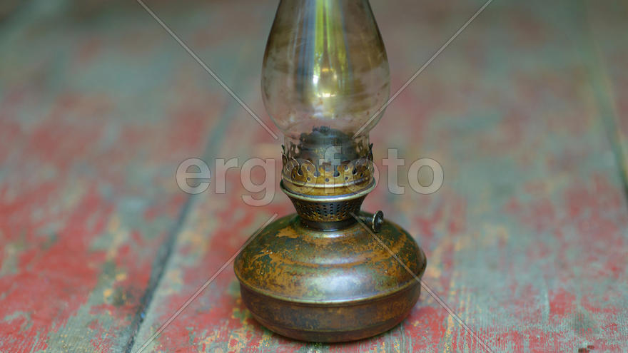 Старая керосиновая лампа