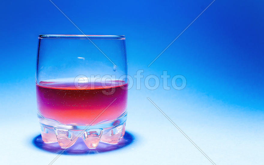 В стакане жидкость