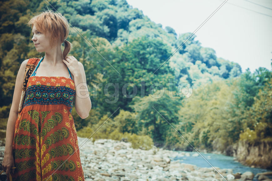 Девушка в платье на фоне леса
