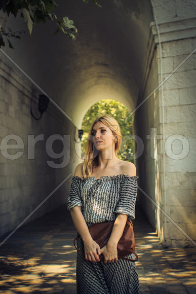 Девушка на фоне арки