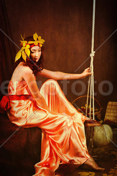 Девушка в оранжевом платье