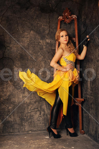 Девушка в желтом платье у мольберта