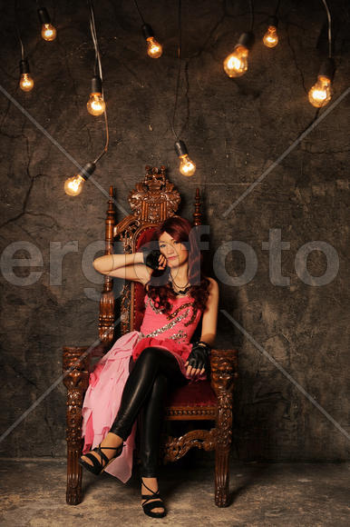 Девушка в розовом платье в кресле