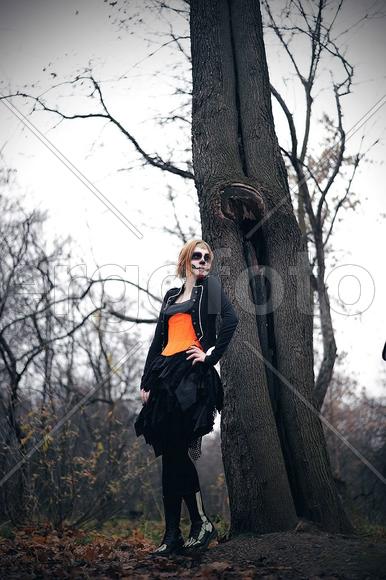 Девушка в лесу у дерева