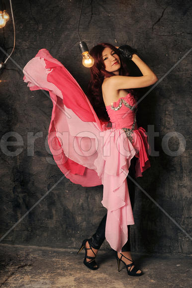 Девушка в розовом платье с развевающимся шлейфом