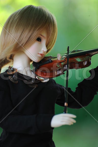 Кукла со скрипкой