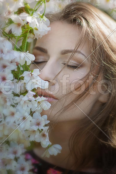 Девушка и цветы