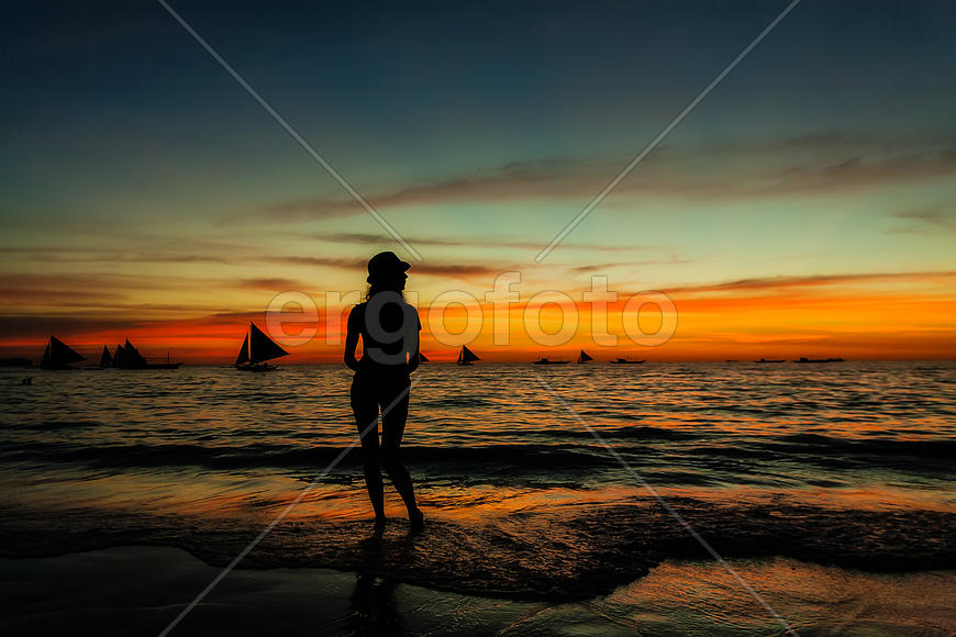 Девушка на белом пляже в Филлипинах