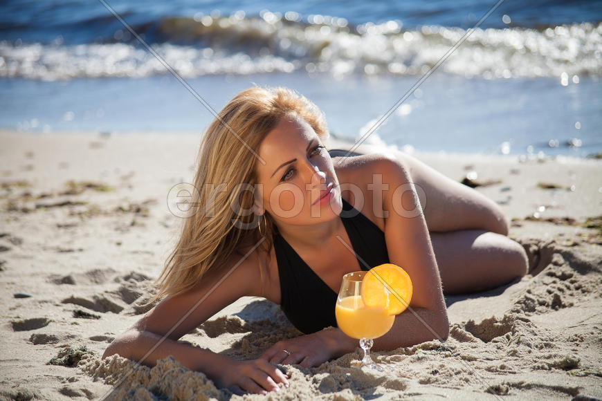 Девушка на пляже 