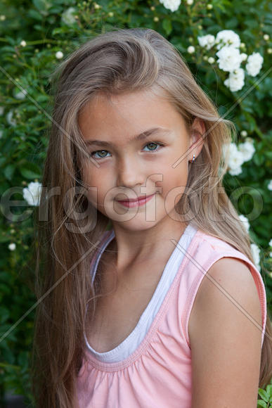 Портрет девочки с длинными волосами