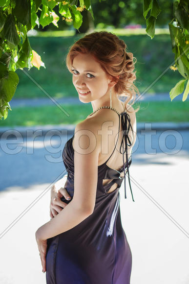 Девушка под аркой из листьев