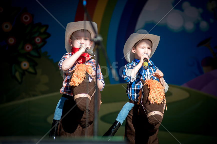 Два мальчика на сцене