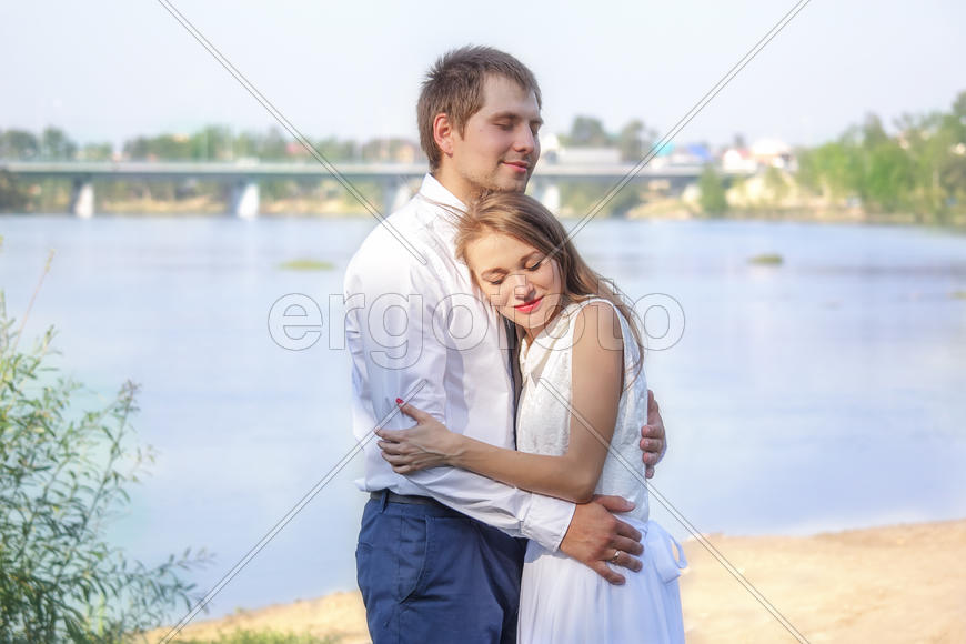 Мужчина и девушка на берегу озера
