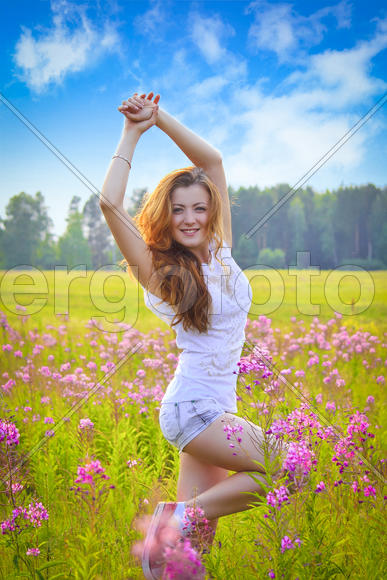 Портрет девушки на поле с цветами