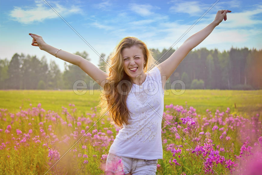 Девушка на поле с цветами