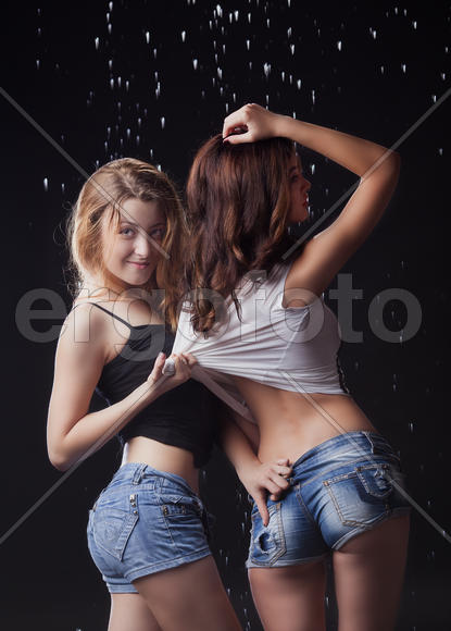 Девушки под дождём