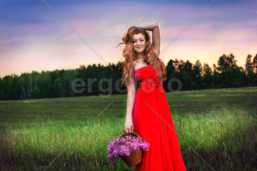 Девушка в красном на поле