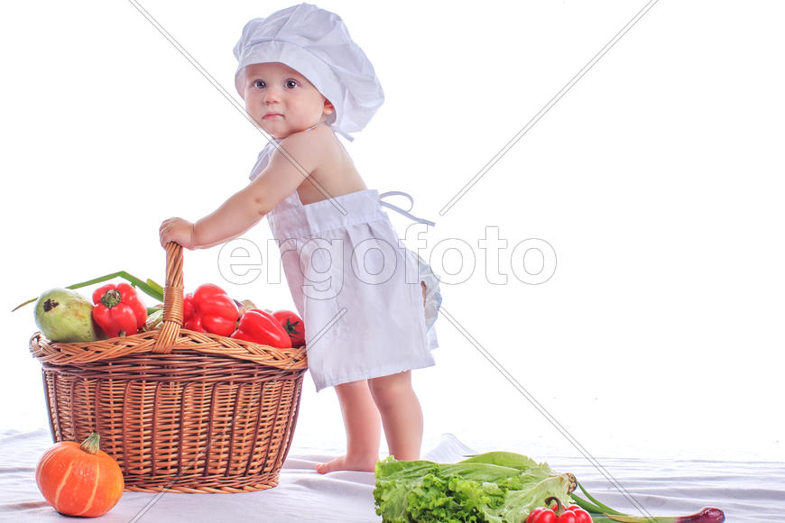 Ребенок и корзина с овощами