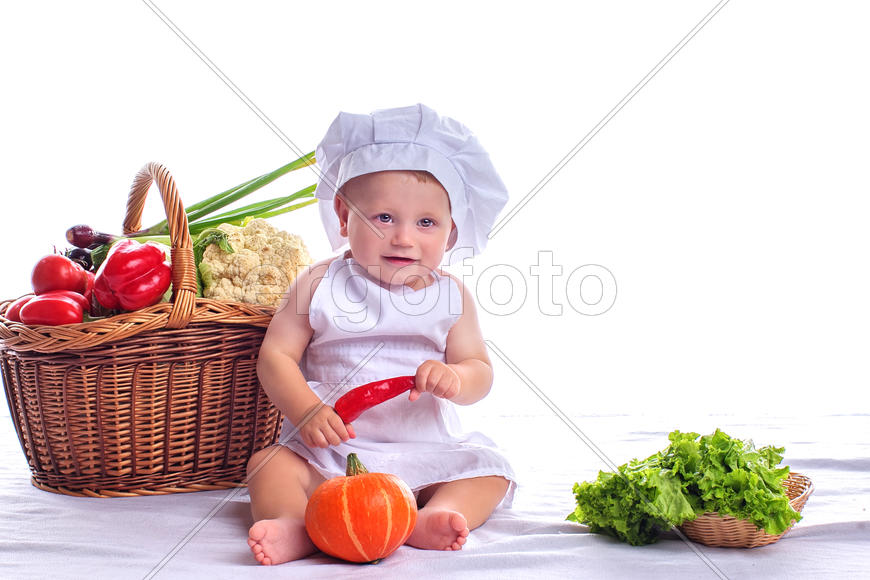 Ребенок и корзина с овощами