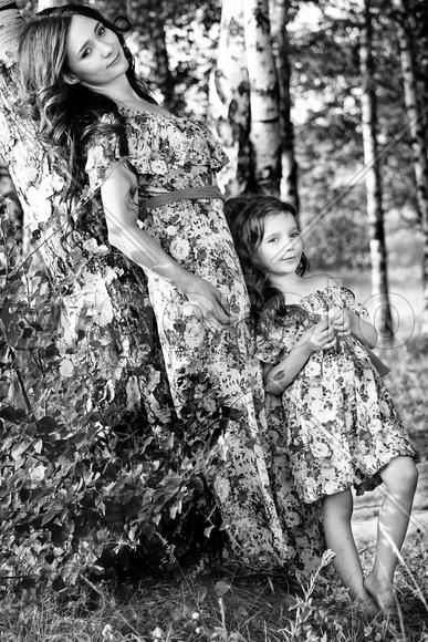 Девушка с девочкой в лесу