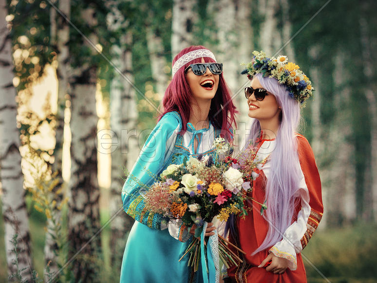 Две ярких девушки в лесу