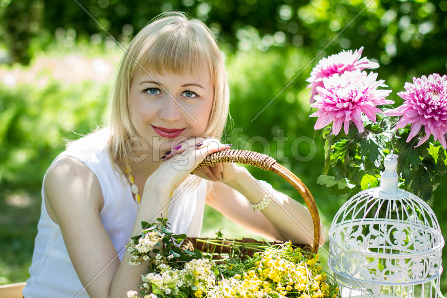 Девушка с цветами в лесу.