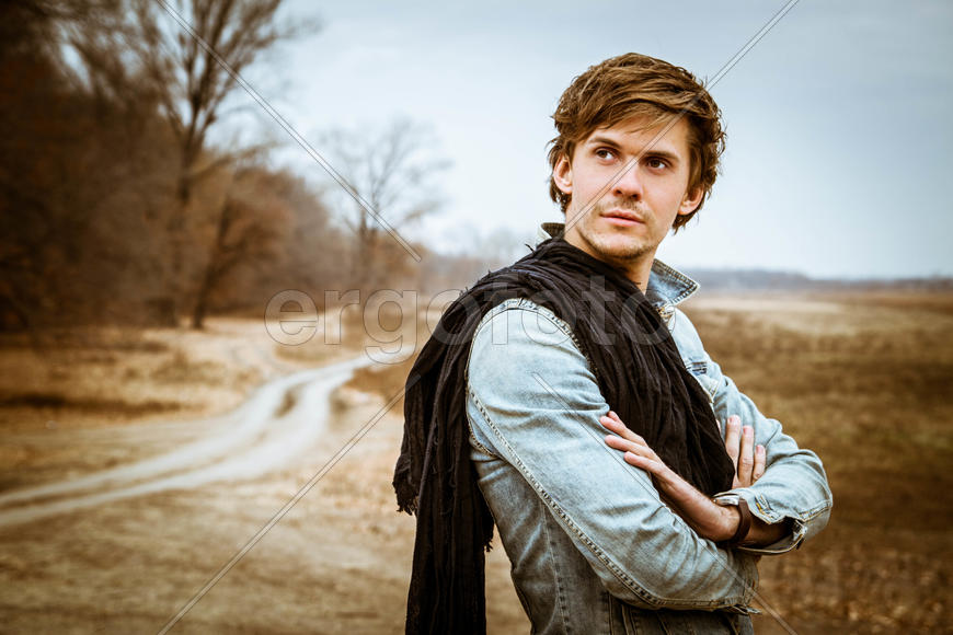 Портрет парня на фоне дороги