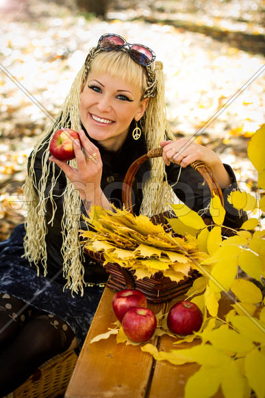 Осень. Девушка с яблоками.
