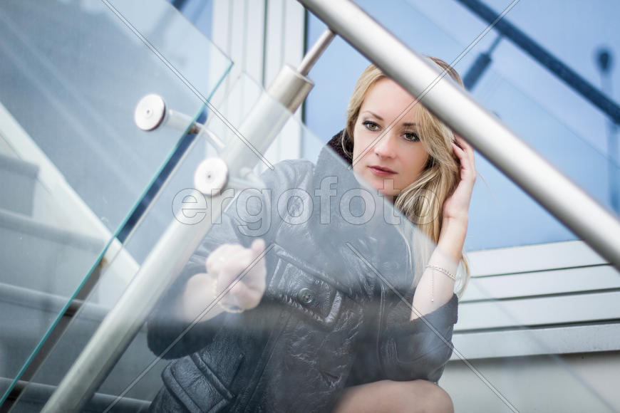 Девушка сидит на лестнице