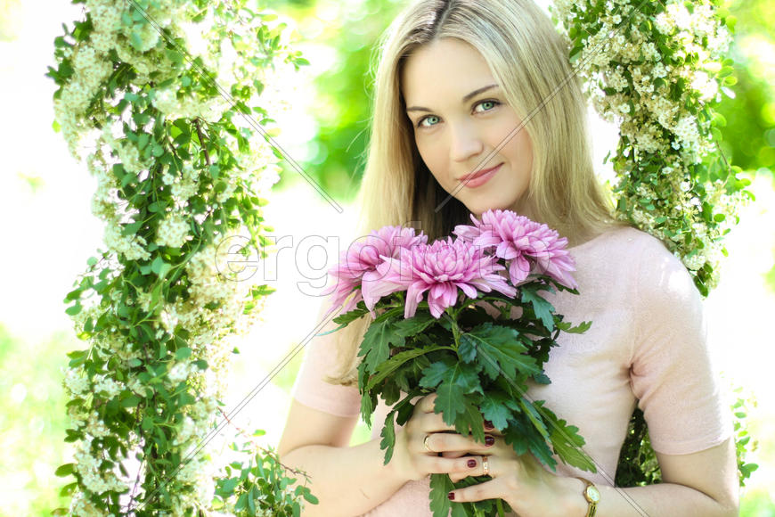 Девушка с цветами  в лесу