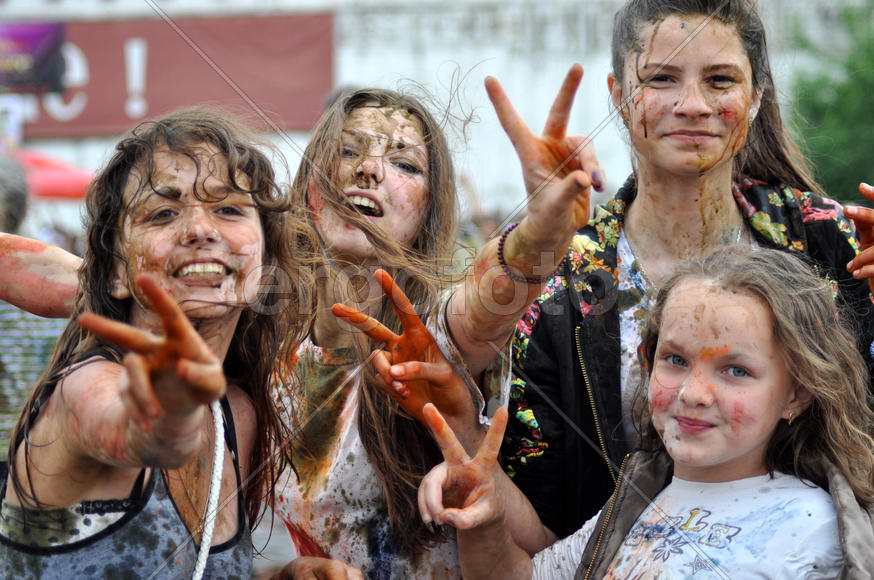 Девушки на празднике холи показывают жесты глядя в кадр